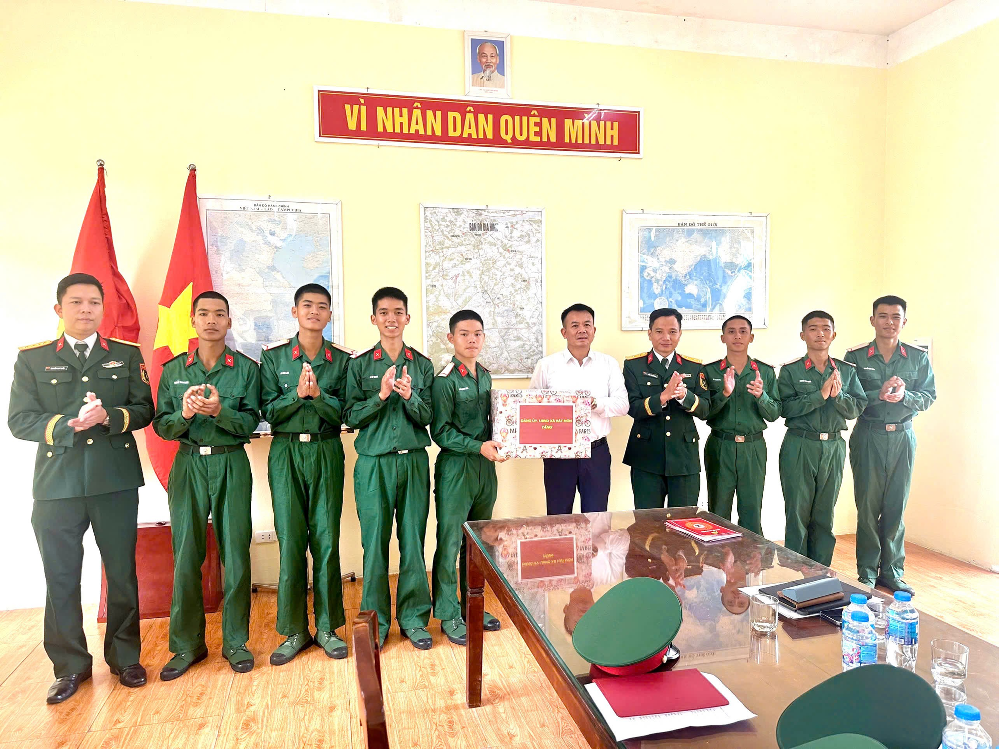 LÃNH ĐẠO XÃ HÁT MÔN DỰ LỄ TUYÊN THỆ CHIẾN SĨ MỚI, THĂM, TẶNG QUÀ ĐỘNG VIÊN ĐƠN VỊ VÀ CHIẾN SĨ NHẬP NGŨ NĂM 2026- Ảnh 2.