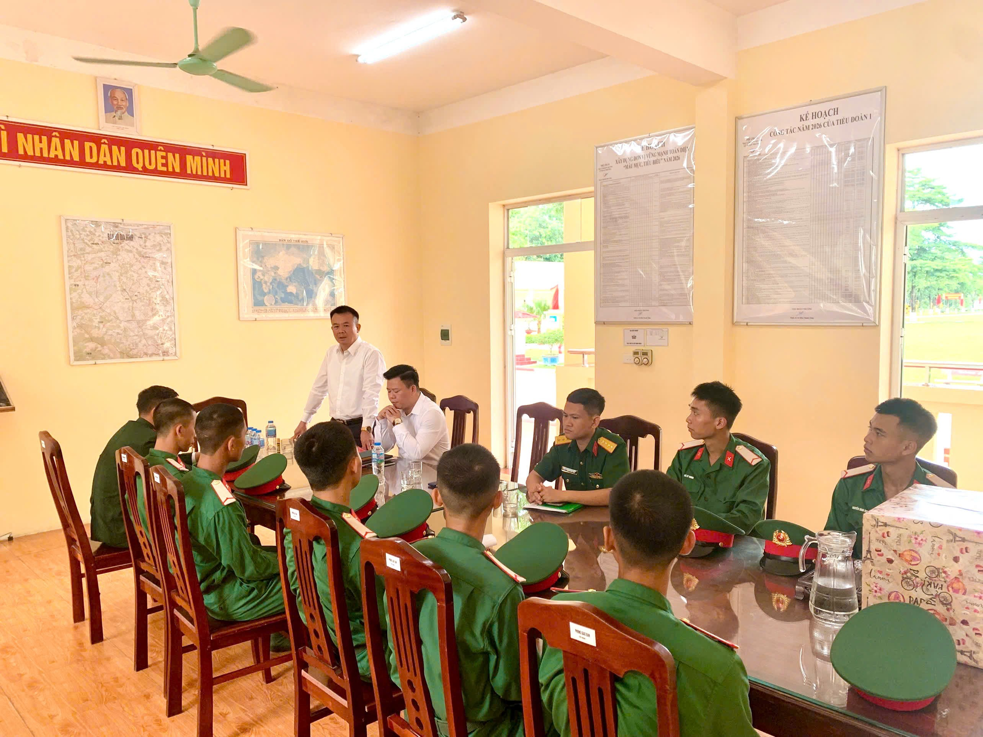 LÃNH ĐẠO XÃ HÁT MÔN DỰ LỄ TUYÊN THỆ CHIẾN SĨ MỚI, THĂM, TẶNG QUÀ ĐỘNG VIÊN ĐƠN VỊ VÀ CHIẾN SĨ NHẬP NGŨ NĂM 2026- Ảnh 3.