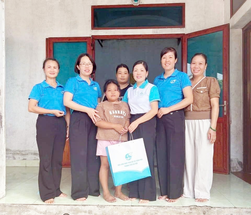 Hội LHPN xã: tặng 10 suất quà cho trẻ em hoàn cảnh khó khăn- Ảnh 1.