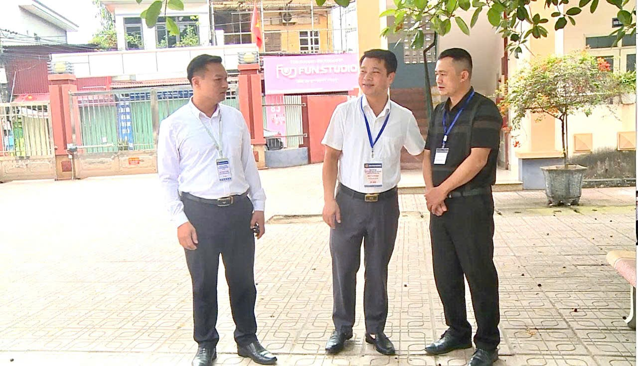 Ban chỉ đạo kỳ thi THPT xã Hát Môn kiểm tra công tác tổ chức thi và thăm, động viên lực lượng tham gia tiếp sức mùa thi và các điểm thi- Ảnh 1.