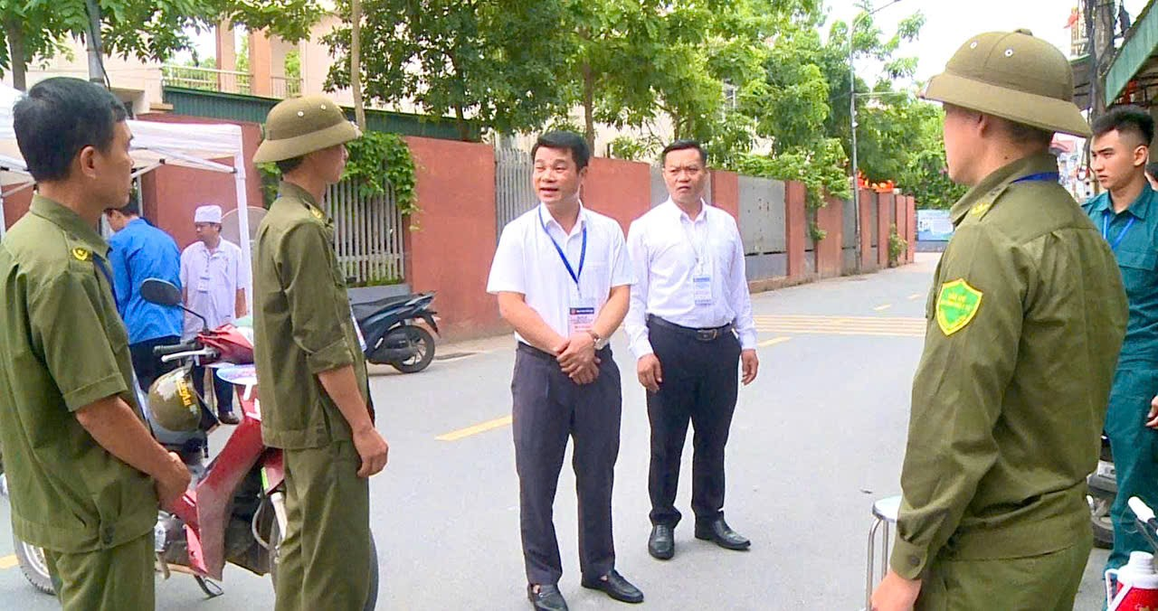 Ban chỉ đạo kỳ thi THPT xã Hát Môn kiểm tra công tác tổ chức thi và thăm, động viên lực lượng tham gia tiếp sức mùa thi và các điểm thi- Ảnh 2.