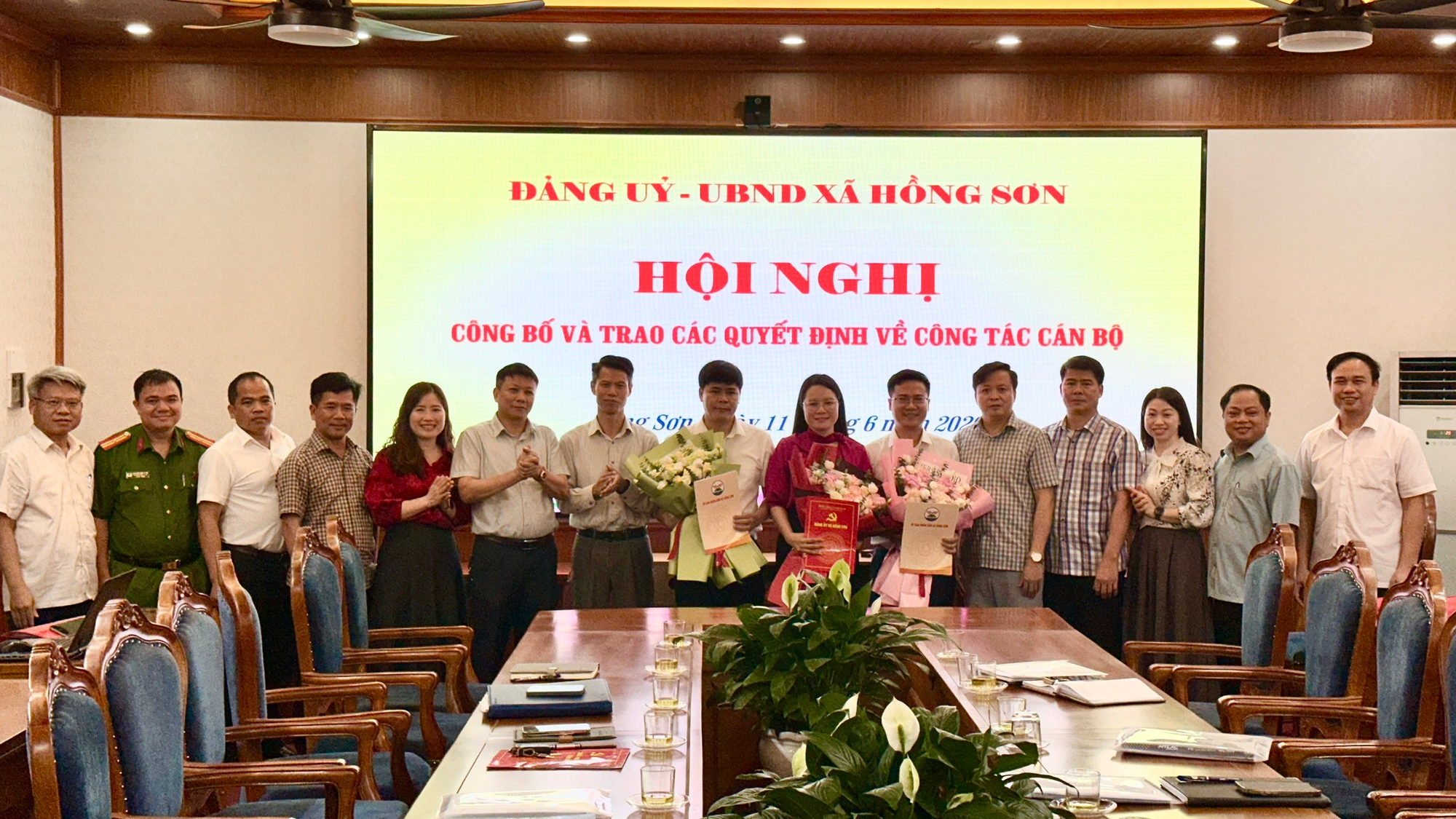 Xã Hồng Sơn công bố và trao các quyết định về công tác cán bộ- Ảnh 1.