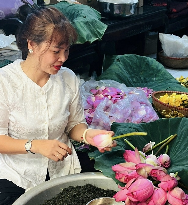 Trà sen Tây Hồ vào vụ- Ảnh 1.