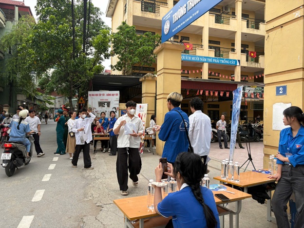 Đồng Thị Nga - UVBTV, Phó Chủ tịch UBND xã kiểm tra các điểm thi THPT trên địa bàn ngay đầu giờ sáng môn thi đầu tiên- Ảnh 4.