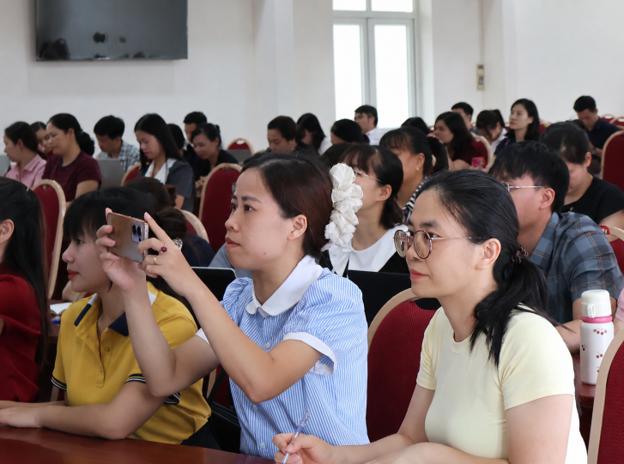 Chuẩn hóa đội ngũ cán bộ - “chìa khóa” nâng tầm cải cách hành chính ở Đông Ngạc- Ảnh 2.