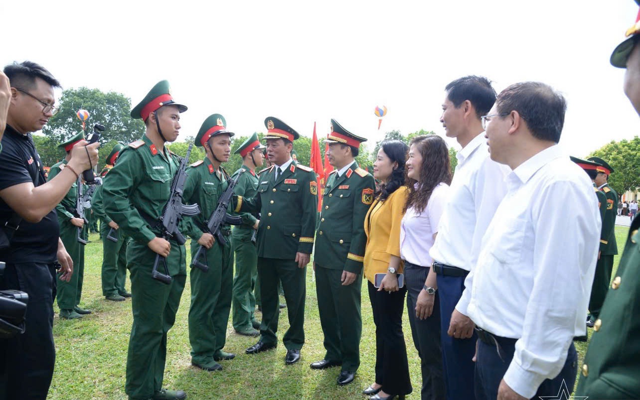 Phường Thanh Xuân tổ chức thăm, động viên và tặng quà chiến sĩ mới năm 2026