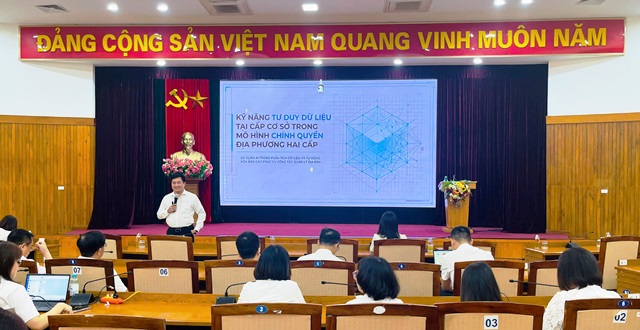 Tổ chức lớp bồi dưỡng kiến thức chuyên sâu về ứng dụng AI cho cán bộ, công chức, viên chức khối Chính quyền trên địa bàn 03 phường Long Biên, Việt Hưng, Phúc Lợi năm 2026.- Ảnh 2.
