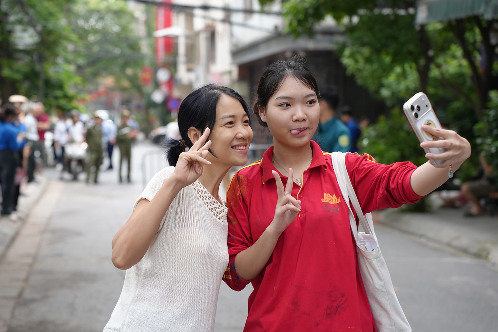 Phụ huynh nghẹn ngào, sĩ tử hào hứng lên lịch "xả hơi"- Ảnh 4.