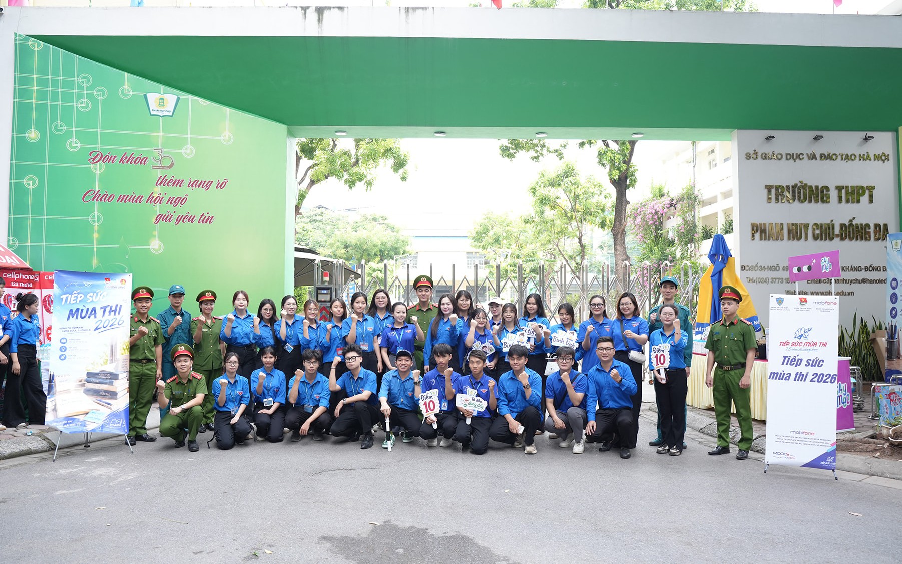 Dấu ấn những nữ sinh tình nguyện tiếp lửa mùa thi