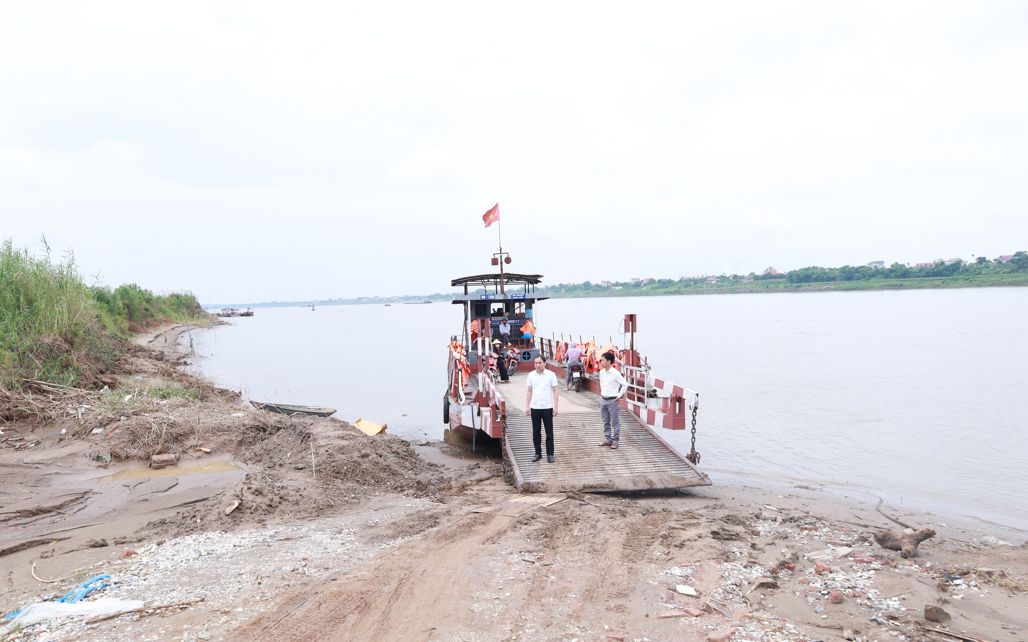 Lãnh đạo xã Minh Châu kiểm tra công tác bảo đảm an toàn bến thủy nội địa đò ngang sông Hồng trước mùa mưa bão.