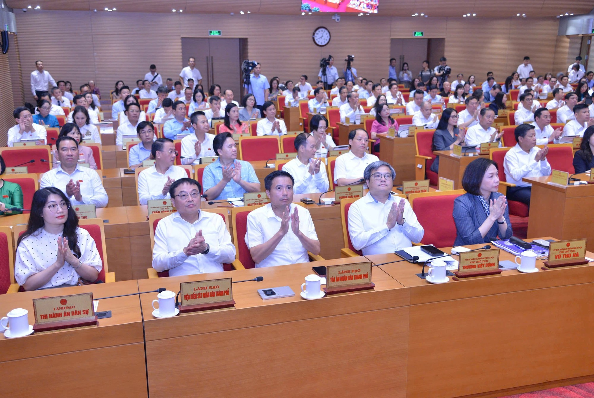Khai mạc kỳ họp thứ tư HĐND thành phố Hà Nội: Tiếp tục triển khai các nội dung thi hành Luật Thủ đô năm 2026- Ảnh 4.