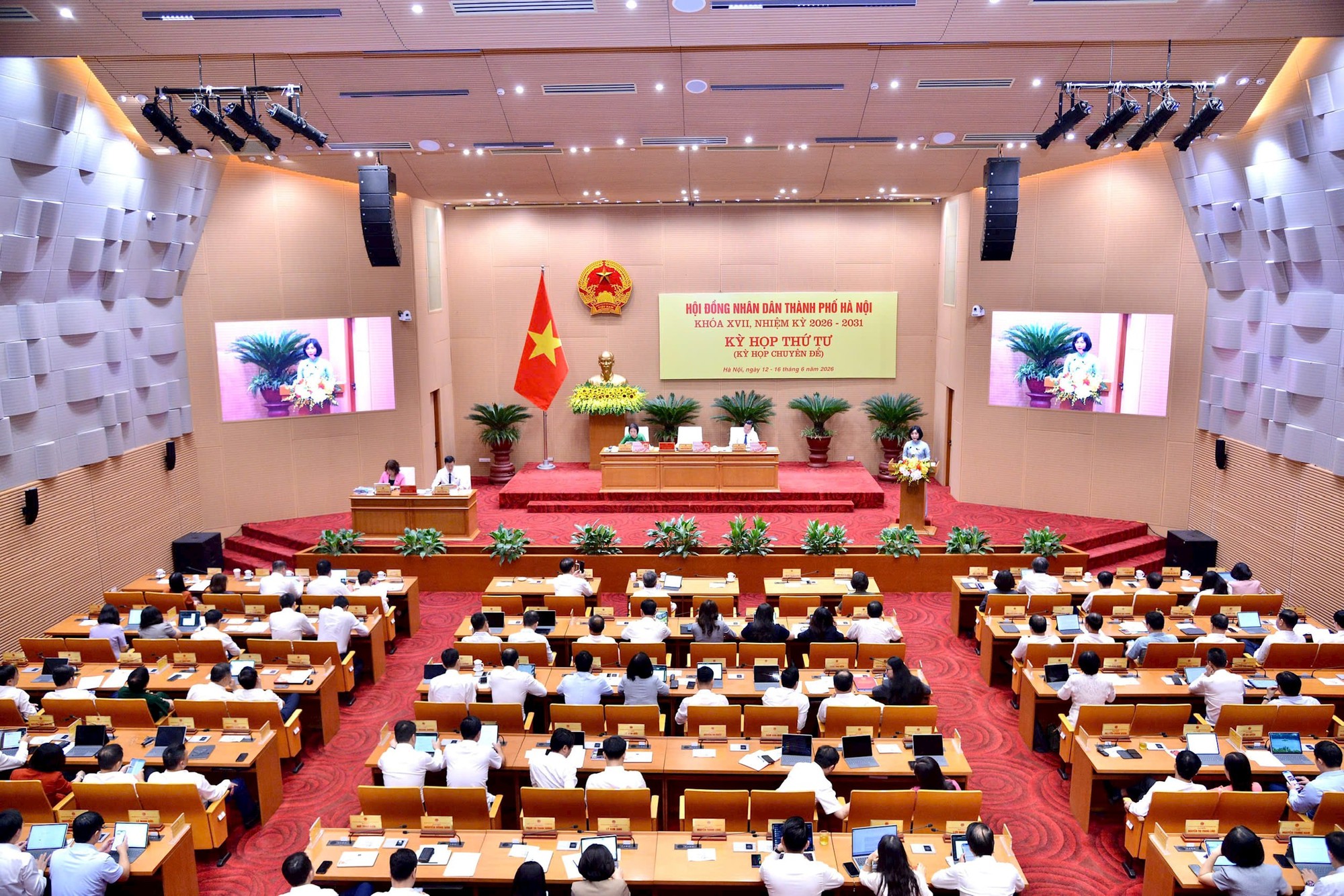 Khai mạc kỳ họp thứ tư HĐND thành phố Hà Nội: Tiếp tục triển khai các nội dung thi hành Luật Thủ đô năm 2026- Ảnh 3.