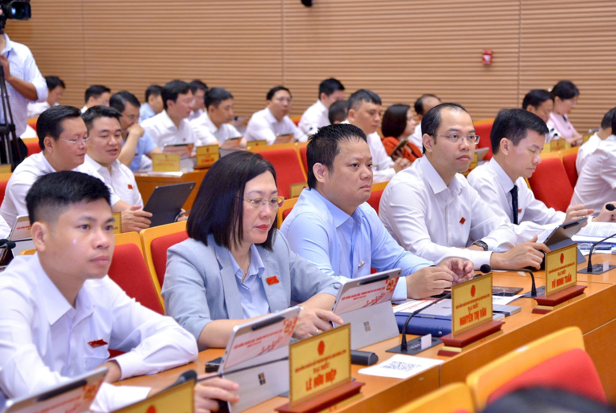 Khai mạc kỳ họp thứ tư HĐND thành phố Hà Nội: Tiếp tục triển khai các nội dung thi hành Luật Thủ đô năm 2026- Ảnh 6.