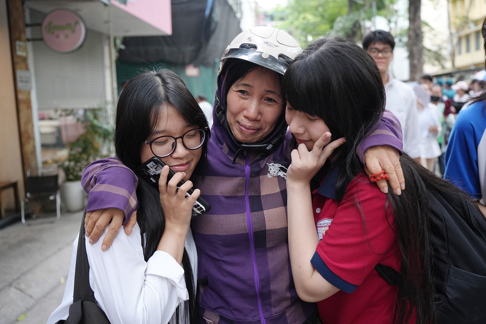 Phụ huynh nghẹn ngào, sĩ tử hào hứng lên lịch "xả hơi"- Ảnh 2.