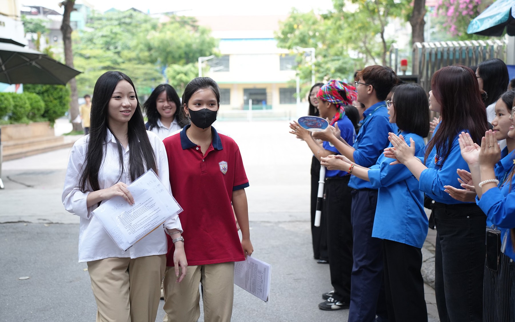 Phụ huynh nghẹn ngào, sĩ tử hào hứng lên lịch 