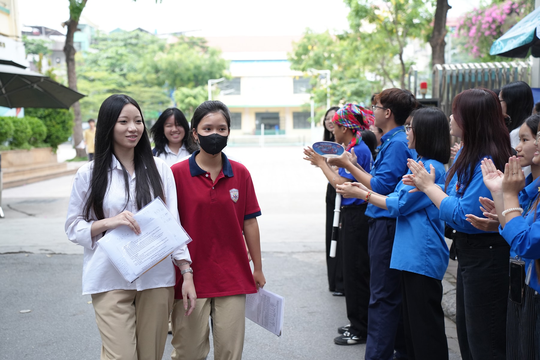 Phụ huynh nghẹn ngào, sĩ tử hào hứng lên lịch "xả hơi"- Ảnh 1.