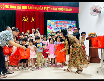 Tổ dân phố 25 tổ chức gặp mặt, tặng quà thiếu nhi nhân Ngày Quốc tế Thiếu nhi 1/6- Ảnh 1.