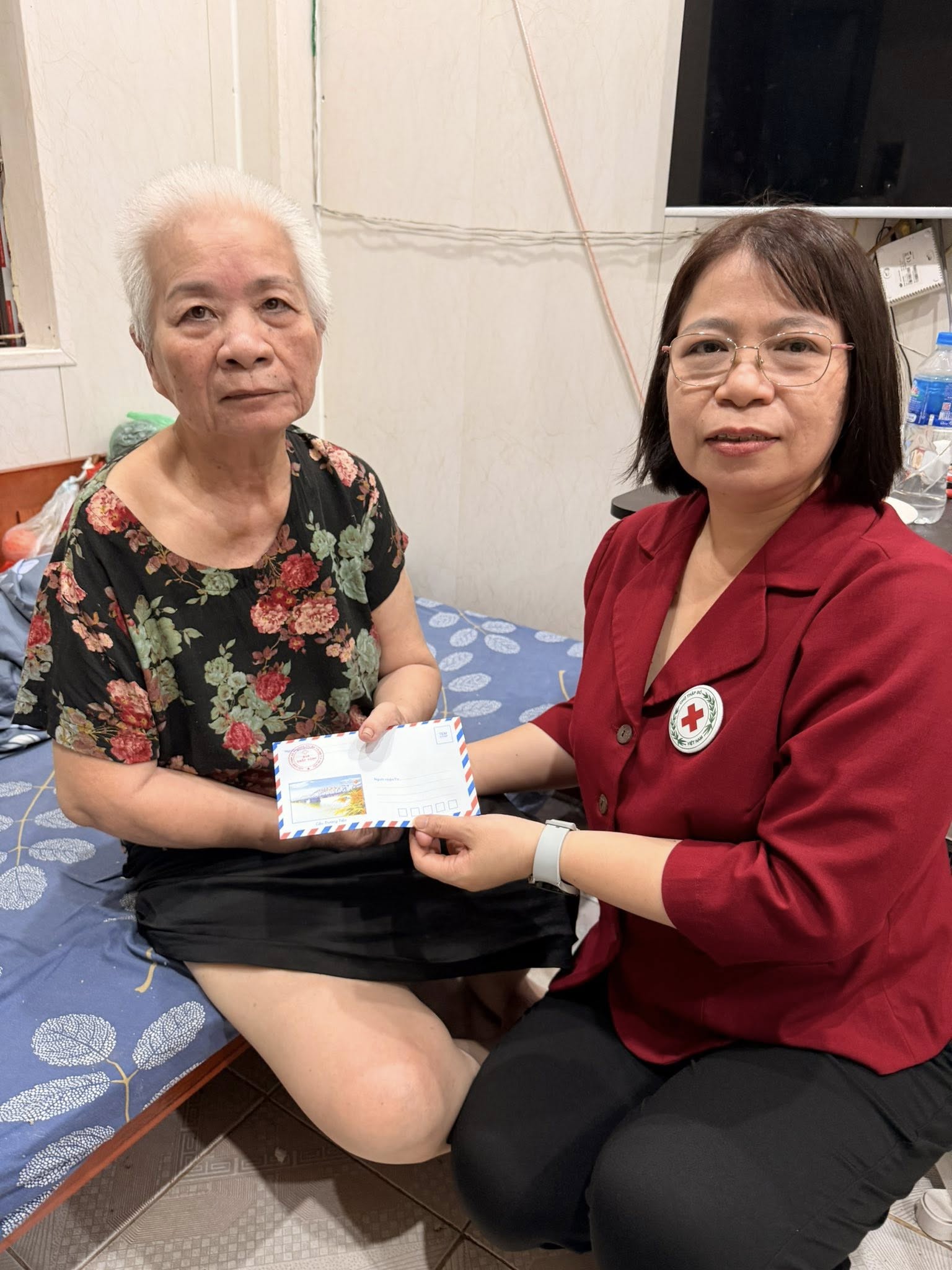 Lan toả yêu thương từ những phần quà nhân đạo đến với các gia đình và các trẻ em có hoàn cảnh khó khăn trên địa bàn phường Hai Bà Trưng- Ảnh 1.