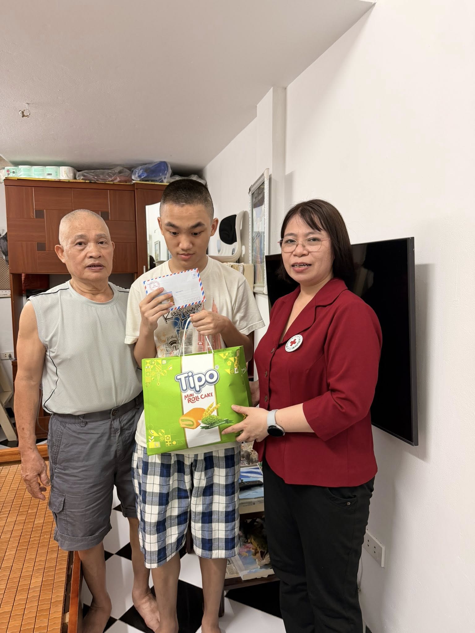 Lan toả yêu thương từ những phần quà nhân đạo đến với các gia đình và các trẻ em có hoàn cảnh khó khăn trên địa bàn phường Hai Bà Trưng- Ảnh 2.