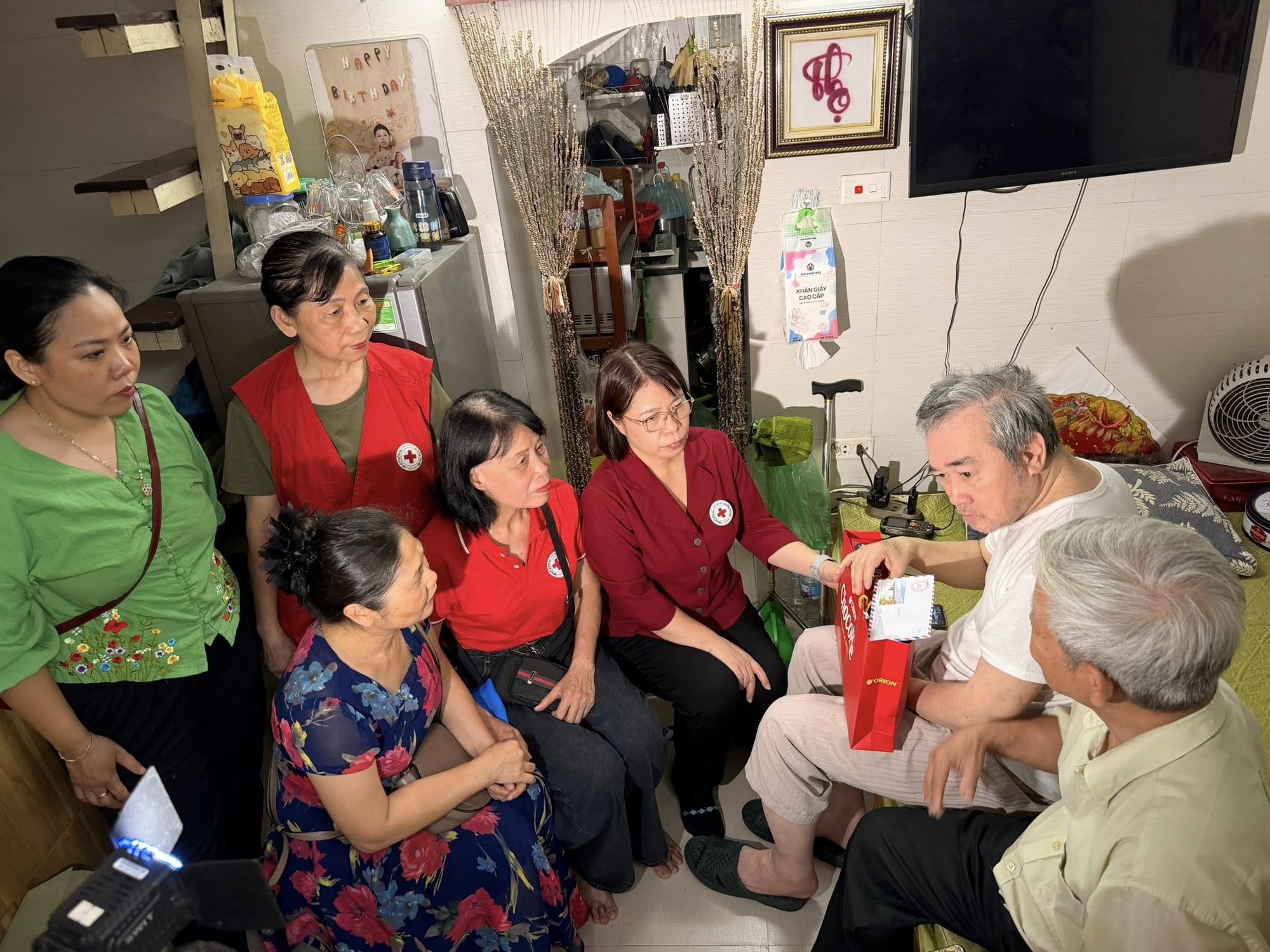 Lan toả yêu thương từ những phần quà nhân đạo đến với các gia đình và các trẻ em có hoàn cảnh khó khăn trên địa bàn phường Hai Bà Trưng- Ảnh 3.