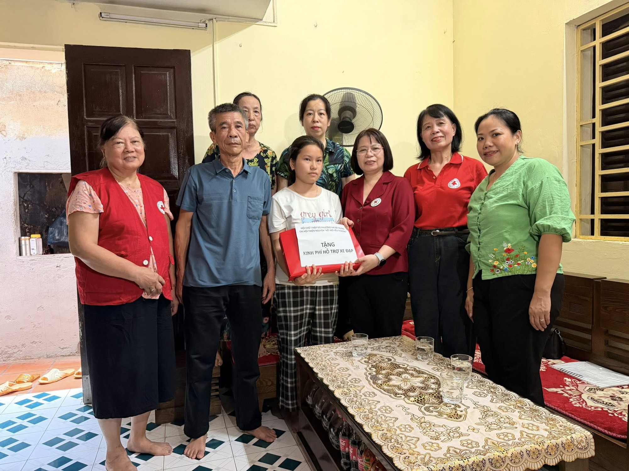 Lan toả yêu thương từ những phần quà nhân đạo đến với các gia đình và các trẻ em có hoàn cảnh khó khăn trên địa bàn phường Hai Bà Trưng- Ảnh 4.