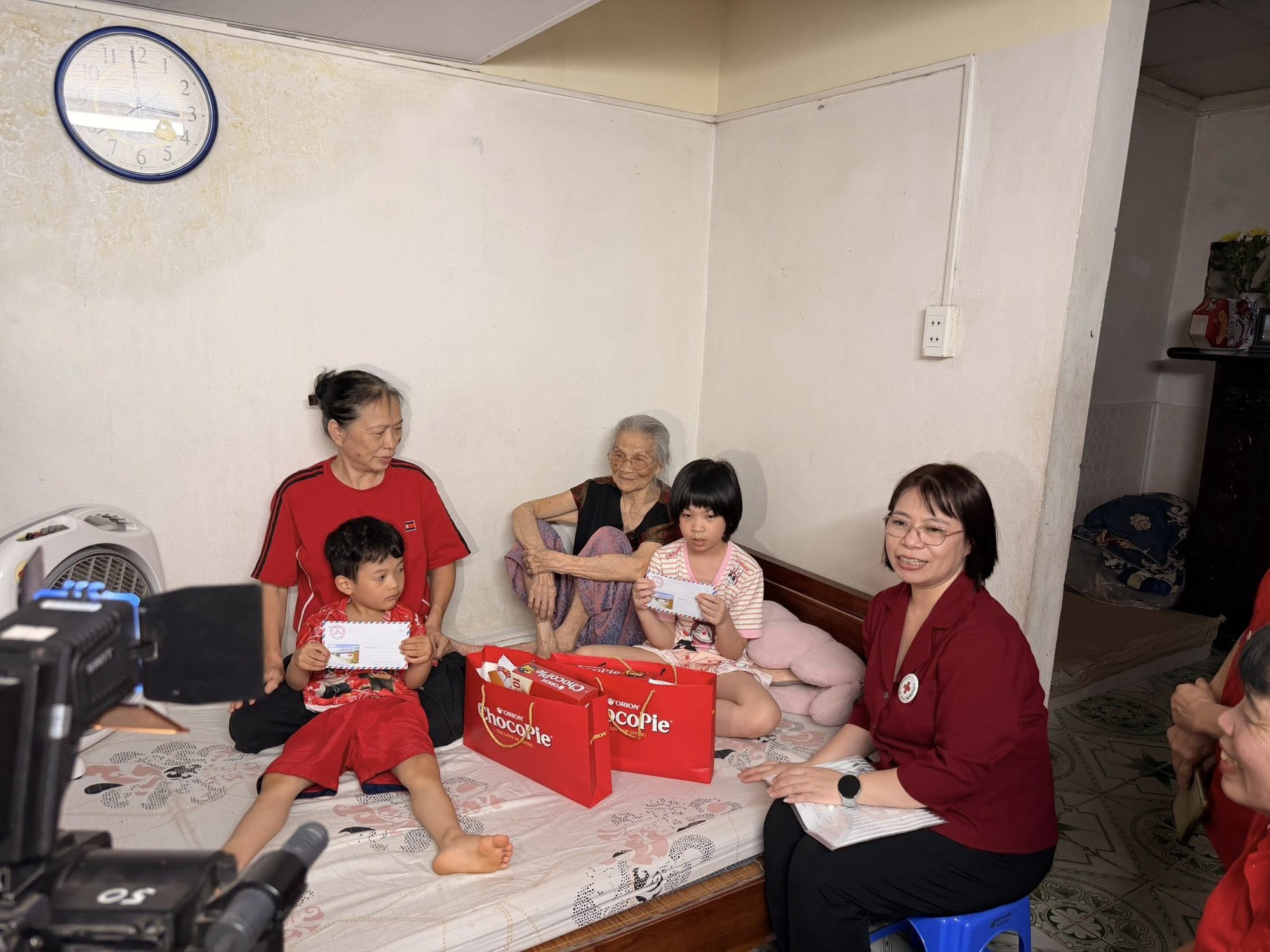 Lan toả yêu thương từ những phần quà nhân đạo đến với các gia đình và các trẻ em có hoàn cảnh khó khăn trên địa bàn phường Hai Bà Trưng- Ảnh 5.