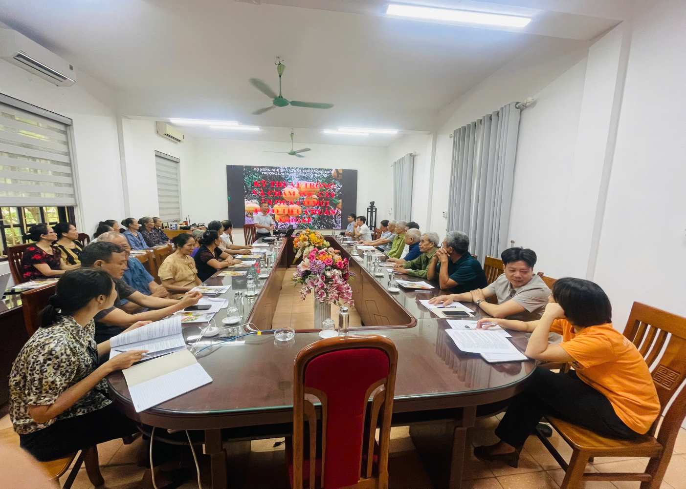 Trung tâm Khuyến nông Hà Nội tổ chức tập huấn chuyển giao tiến bộ kỹ thuật trồng và chăm sóc cây bưởi Diễn cho nông dân xã Ô Diên- Ảnh 3.