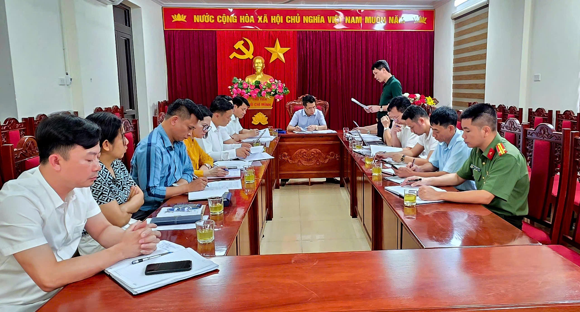ĐỒNG CHÍ CHỦ TỊCH UBND XÃ HÁT MÔN CHỦ TRÌ HỌP TRIỂN KHAI MỘT SỐ NỘI DUNG QUAN TRỌNG PHỤC VỤ KỲ HỌP HĐND XÃ- Ảnh 1.