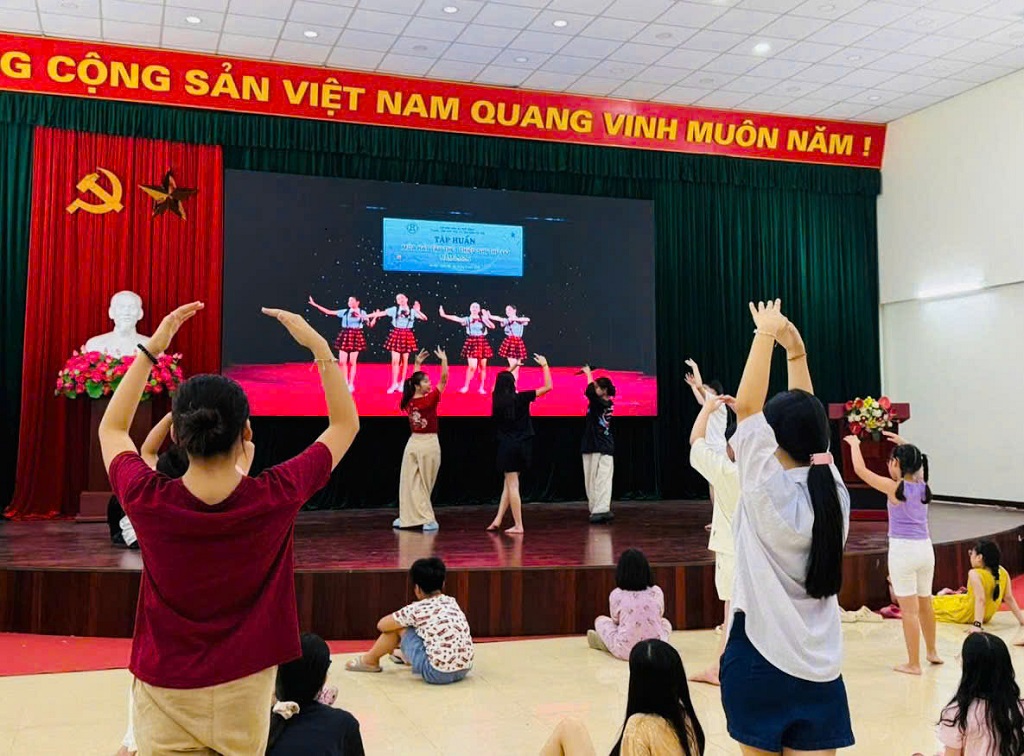 PHƯỜNG PHƯƠNG LIỆT KHAI MẠC LỚP TẬP HUẤN MÚA HÁT TẬP THỂ VÀ CA KHÚC MĂNG NON HÈ 2026- Ảnh 4.
