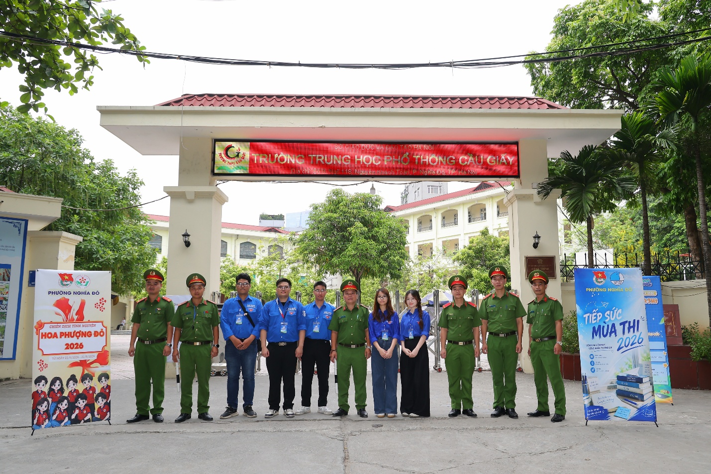 Công an phường Nghĩa Đô bảo đảm an toàn kỳ thi THPT quốc gia 2026 tại điểm thi THPT Cầu Giấy- Ảnh 1.