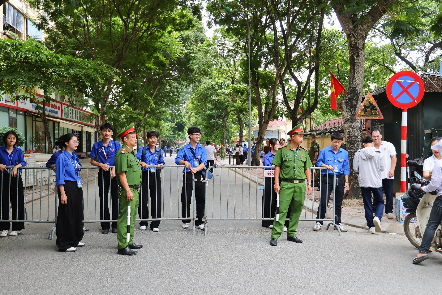 Công an phường Nghĩa Đô bảo đảm an toàn kỳ thi THPT quốc gia 2026 tại điểm thi THPT Cầu Giấy- Ảnh 2.