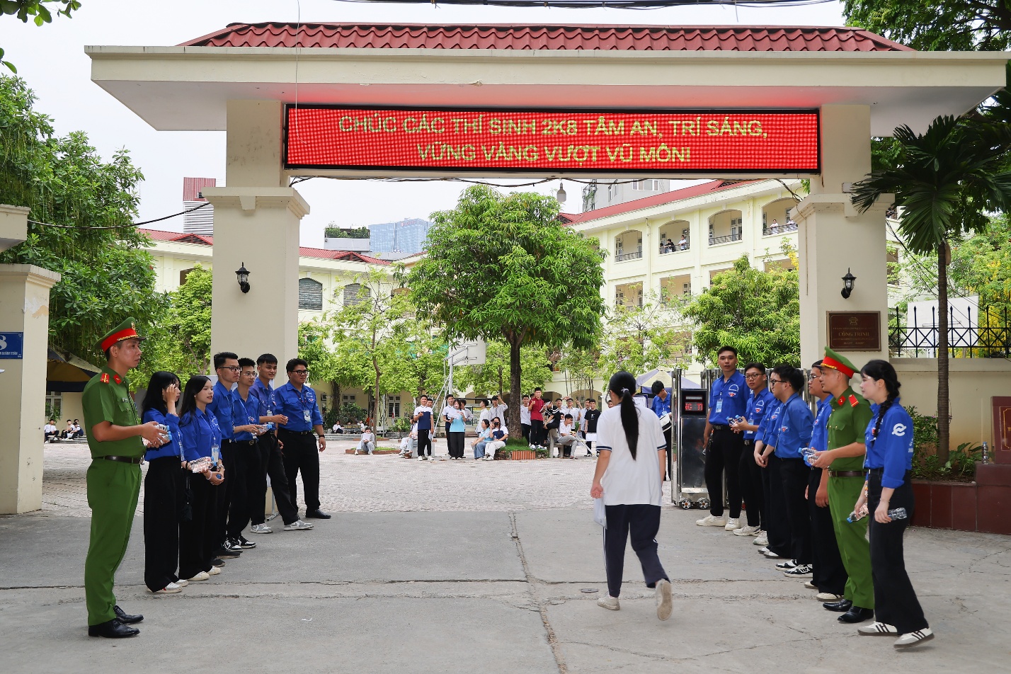 Công an phường Nghĩa Đô bảo đảm an toàn kỳ thi THPT quốc gia 2026 tại điểm thi THPT Cầu Giấy- Ảnh 3.