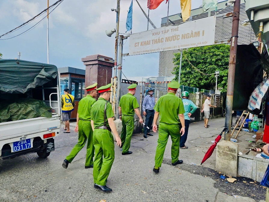 Công an phường Yên Sở tăng cường công tác tuyên truyền, vận động nhân dân không lấn chiếm vỉa hè, lòng đường- Ảnh 2.