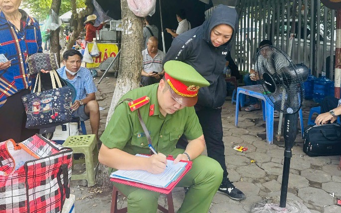 Công an phường Yên Sở tăng cường công tác tuyên truyền, vận động nhân dân không lấn chiếm vỉa hè, lòng đường