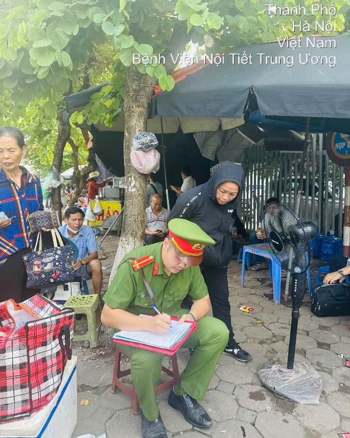 Công an phường Yên Sở tăng cường công tác tuyên truyền, vận động nhân dân không lấn chiếm vỉa hè, lòng đường- Ảnh 3.