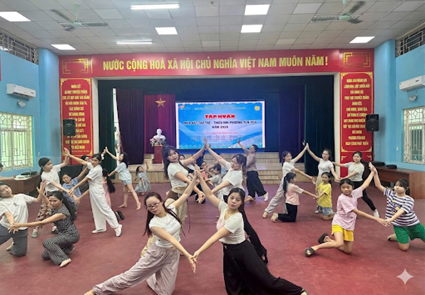 Phường Yên Hòa tổ chức tập huấn múa hát tập thể Thiếu nhi hè năm 2026- Ảnh 1.