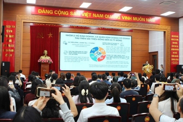 Hỗ trợ hộ kinh doanh phường Việt Hưng thực hiện chính sách thuế mới- Ảnh 1.