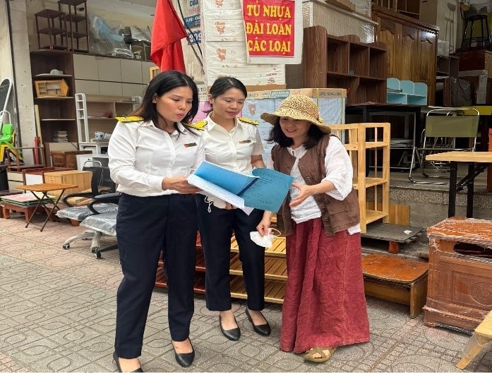 Hỗ trợ hộ kinh doanh phường Việt Hưng thực hiện chính sách thuế mới- Ảnh 2.