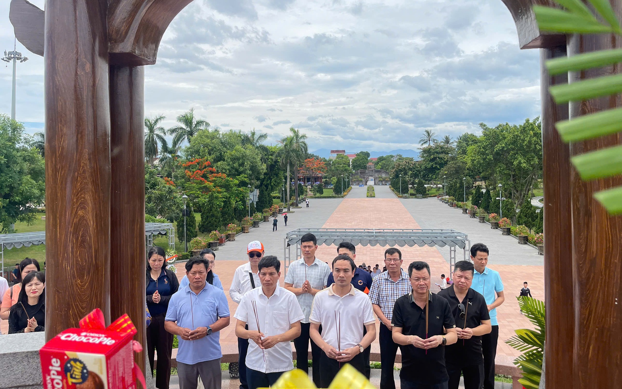 Hành trình về nguồn tri ân các Anh hùng liệt sĩ của xã Minh Châu