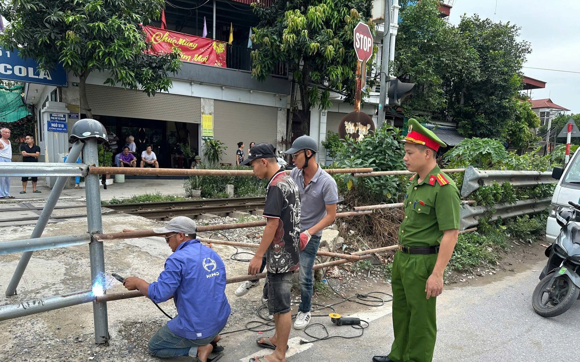 CÔNG AN XÃ THANH TRÌ QUYẾT LIỆT XÓA BỎ 09/09 LỐI ĐI TỰ MỞ QUA ĐƯỜNG SẮT, SIẾT CHẶT AN TOÀN GIAO THÔNG