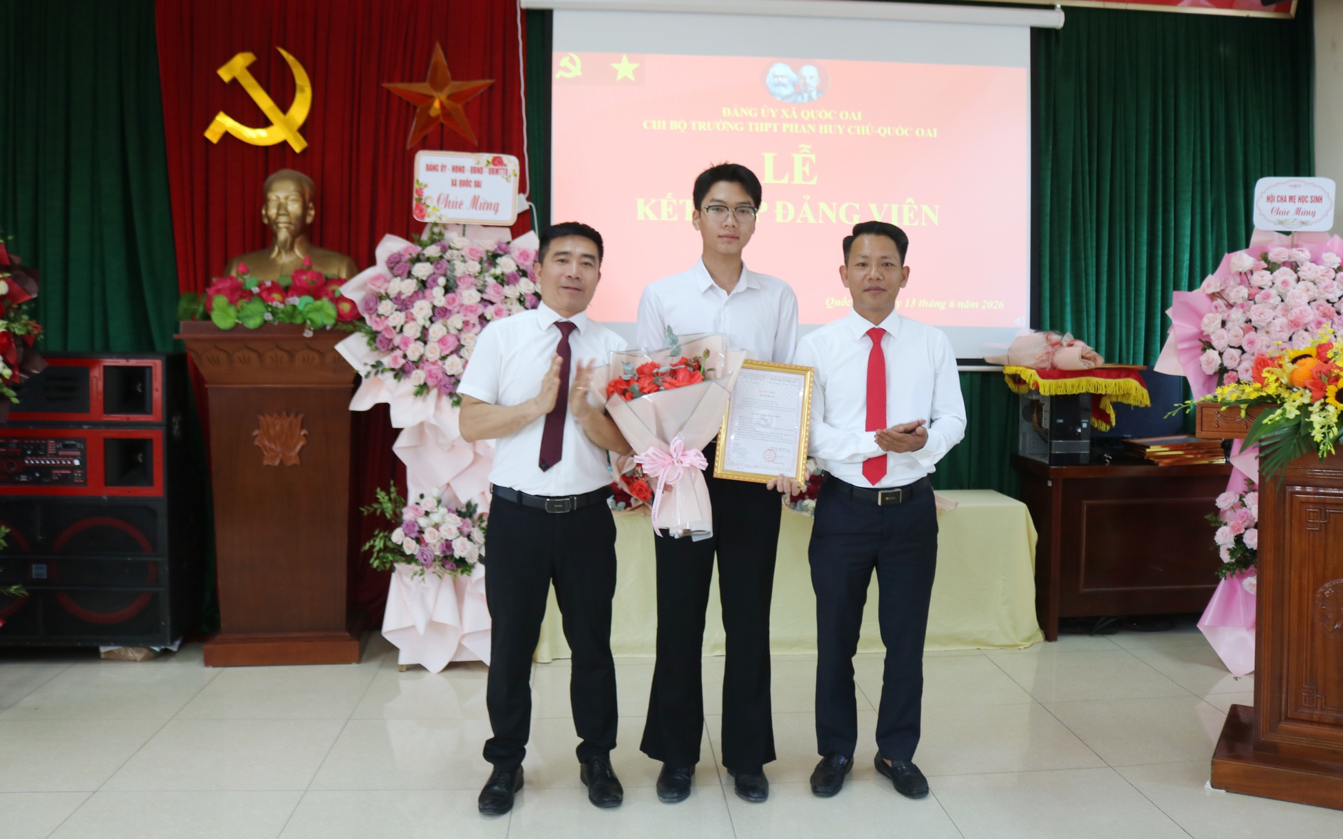 08 HỌC SINH ƯU TÚ TRƯỜNG THPT PHAN HUY CHÚ – QUỐC OAI VINH DỰ ĐƯỢC KẾT NẠP VÀO ĐẢNG