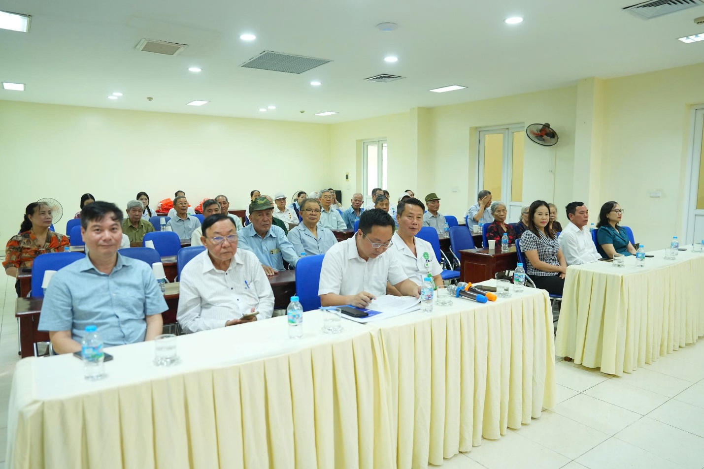 Xã Gia Lâm khai mạc chương trình khám bệnh, tư vấn sức khỏe, tặng quà đối tượng chính sách năm 2026- Ảnh 1.