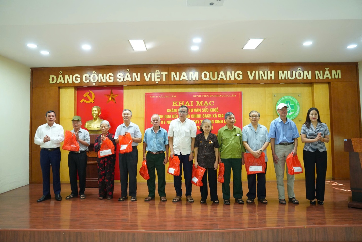 Xã Gia Lâm khai mạc chương trình khám bệnh, tư vấn sức khỏe, tặng quà đối tượng chính sách năm 2026- Ảnh 3.