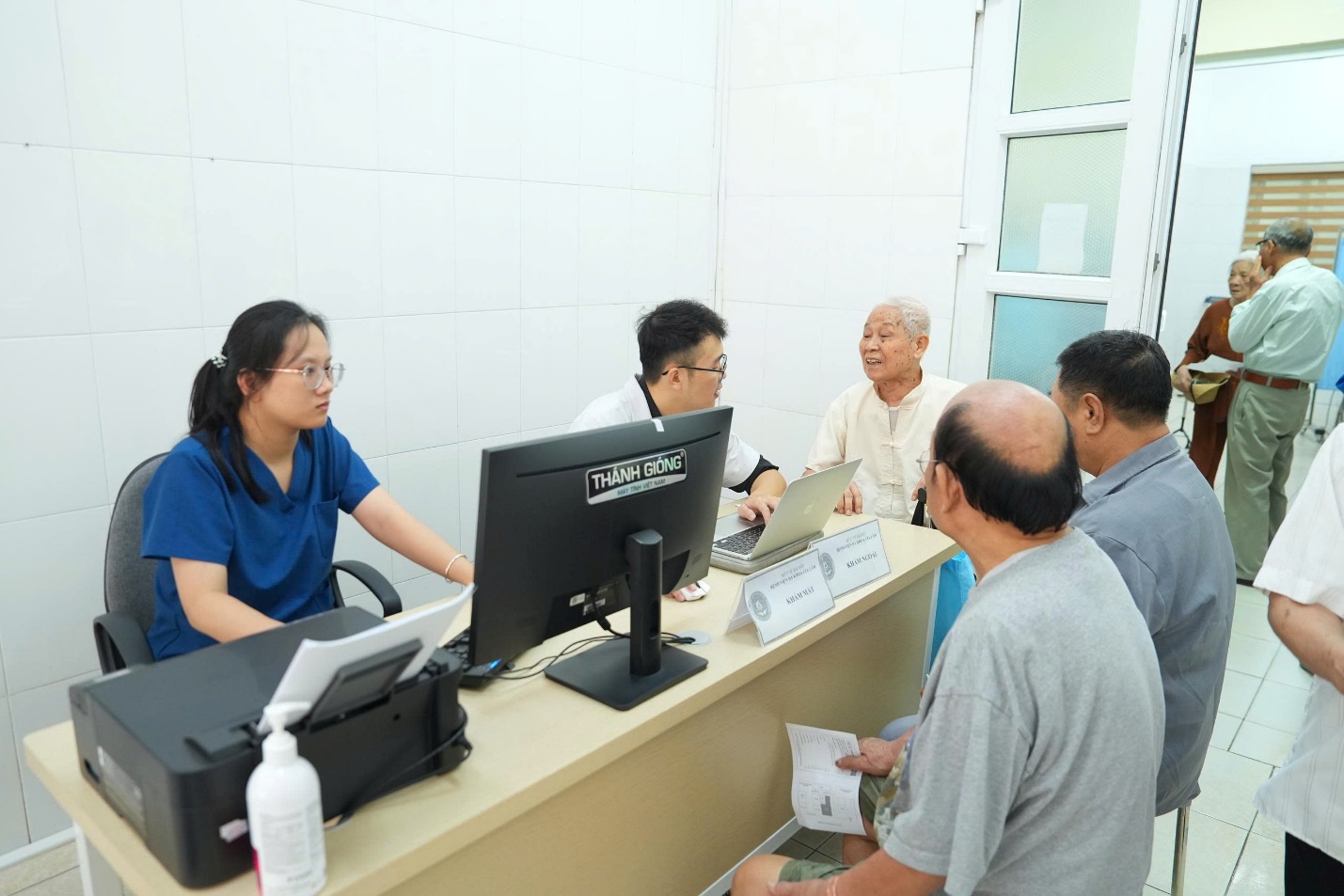 Xã Gia Lâm khai mạc chương trình khám bệnh, tư vấn sức khỏe, tặng quà đối tượng chính sách năm 2026- Ảnh 5.