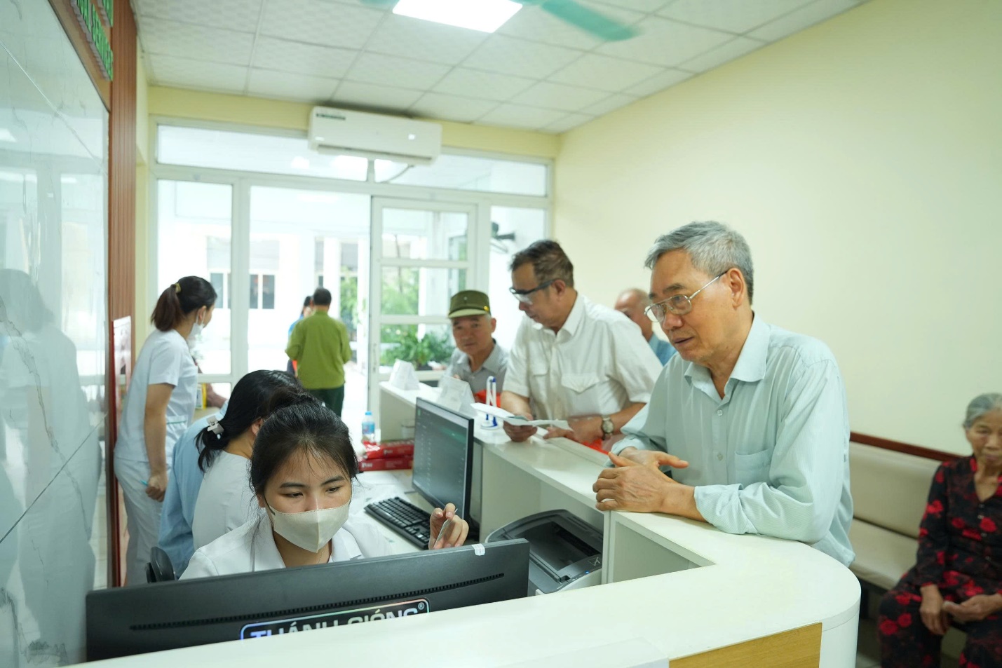Xã Gia Lâm khai mạc chương trình khám bệnh, tư vấn sức khỏe, tặng quà đối tượng chính sách năm 2026- Ảnh 6.