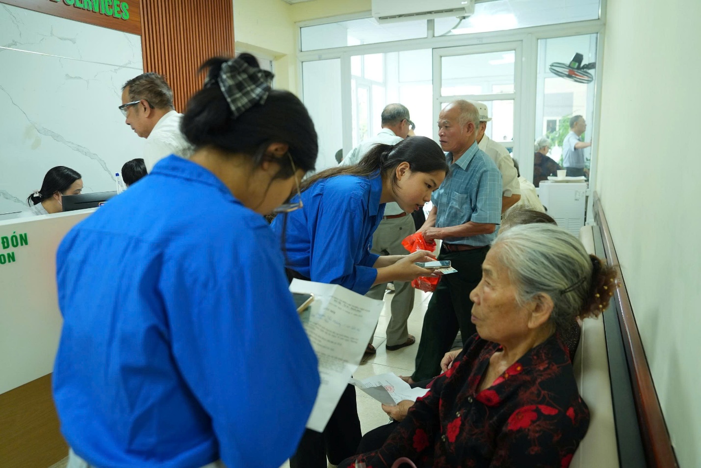Xã Gia Lâm khai mạc chương trình khám bệnh, tư vấn sức khỏe, tặng quà đối tượng chính sách năm 2026- Ảnh 7.