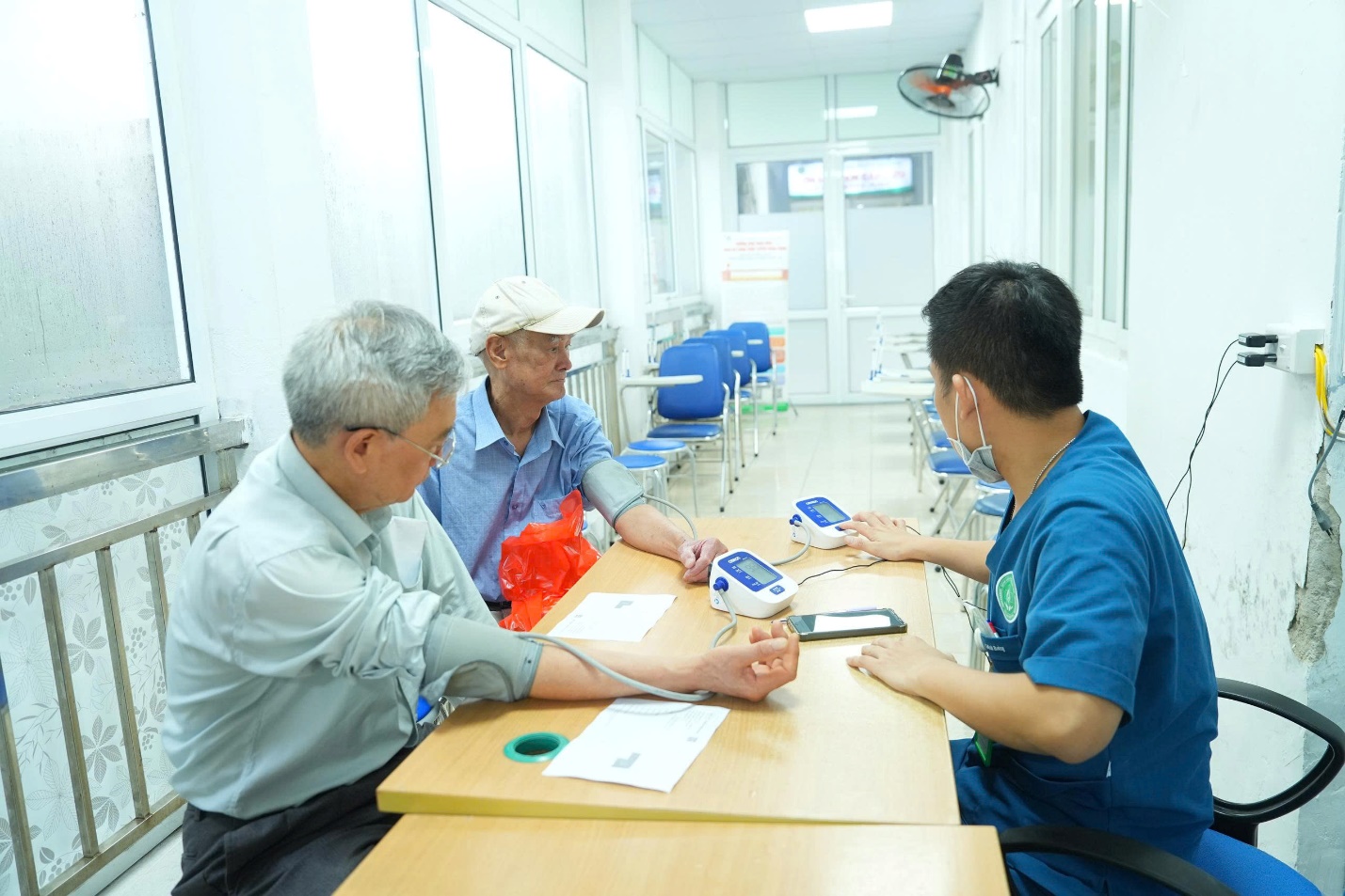 Xã Gia Lâm khai mạc chương trình khám bệnh, tư vấn sức khỏe, tặng quà đối tượng chính sách năm 2026- Ảnh 8.