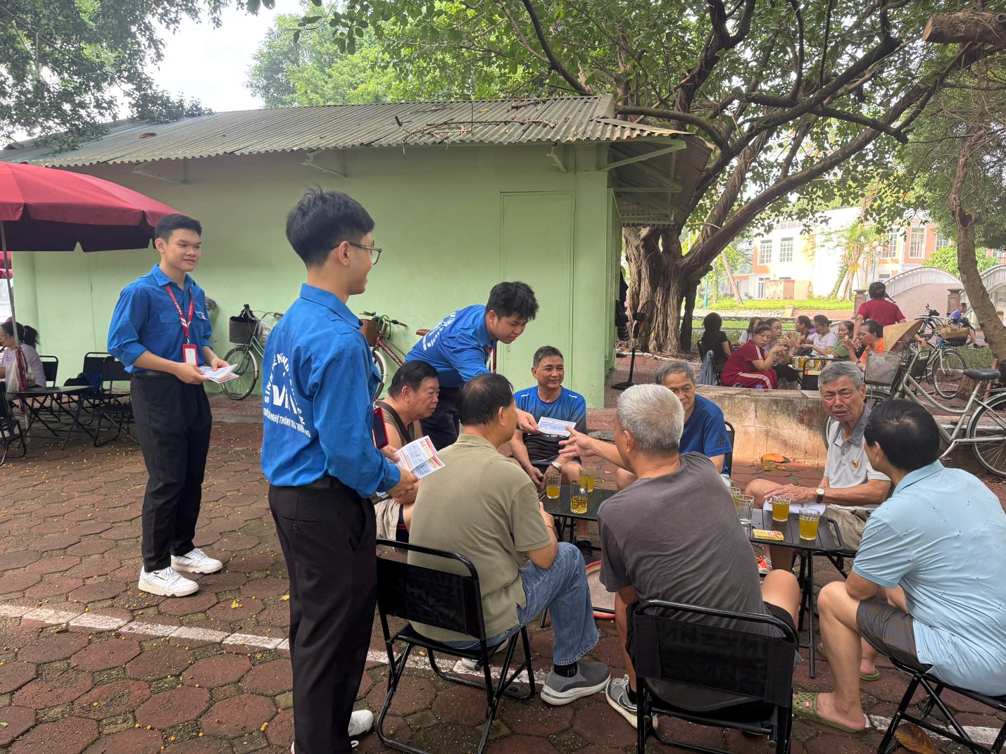 Phường Hai Bà Trưng: Ra quân cao điểm xử lý chó thả rông tại công viên Thống Nhất.- Ảnh 2.