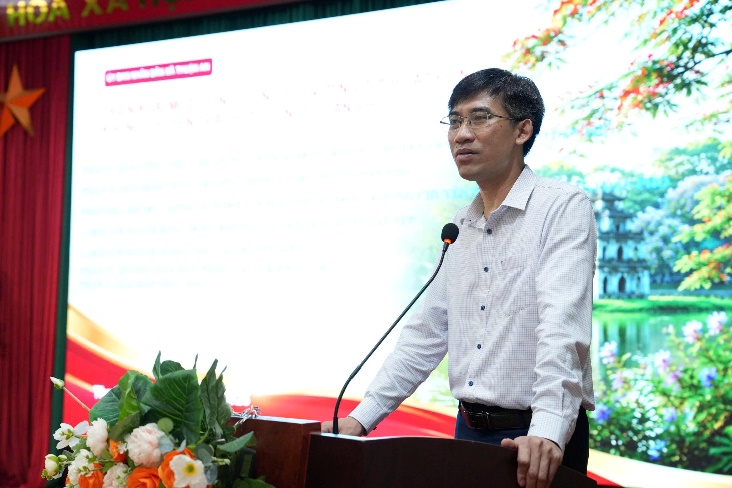 A person standing at a podium  AI-generated content may be incorrect.