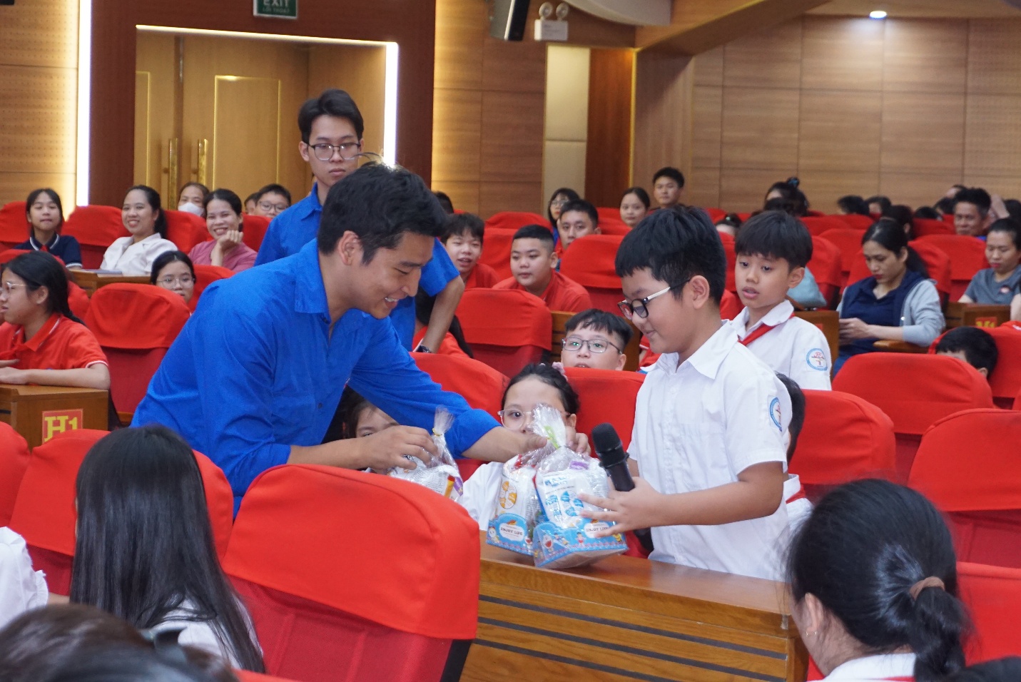 Xã Gia Lâm tổ chức chương trình tuyên truyền phòng chống đuối nước, xâm hại, bạo lực trẻ em và ra mắt các lớp học tiếng Anh miễn phí hè năm 2026- Ảnh 9.
